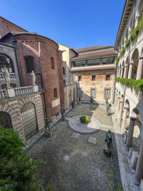Pinacoteca Ambrosiana, Milan, İtalya, 07-09-2023: Vali Giovanni Galbiati tarafından 1932 'de tasarlanan ve Dante' nin Limbo 'daki büyük şiir, bilim, kültür ve bilim adamlarını gördüğü Inferno (canto IV) ayetlerinden sonra isimlendirilen Büyük Ruhlar Avlusu.