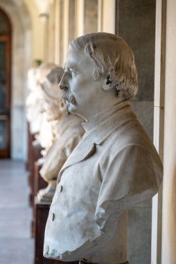 Angelo Villa Pernice 'in büstü. Mermer büstü. Ambrosiana sanat galerisinde baskınlar. Pinacoteca Ambrosiana 'nın avlusunda. Milan, İtalya. 07-09-2023.