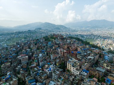 Uma Maheshwar Tapınağı 'nın havadan görünüşü, Kirtipur, Nepal. Saraylar ve binalar. Teraslar, evler, şehir sokakları. 10-13-2023