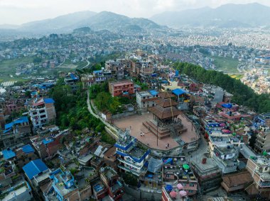 Uma Maheshwar Tapınağı 'nın havadan görünüşü, Kirtipur, Nepal. Saraylar ve binalar. Teraslar, evler, şehir sokakları. 10-13-2023