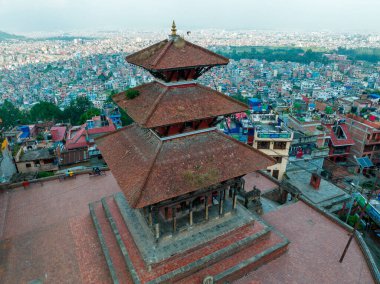Uma Maheshwar Tapınağı 'nın havadan görünüşü, Kirtipur, Nepal. Katmandu. Saraylar ve binalar. Teraslar, evler, şehir sokakları. 10-13-2023