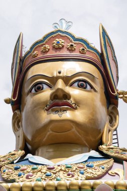 Dakshinkali, Nepal, 10-10-2023: Guru Rinpoche 'un yüksek heykeli (Padmasambhava, Lotus doğumlu), tantrik Budist Vajra ustası, 2012 yılında inşa edilmiş, Dollu ve Pharping manastırlarına bakan