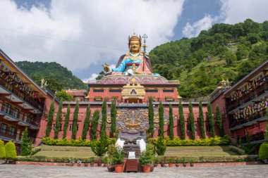 Dakshinkali, Nepal, 10-10-2023: Guru Rinpoche 'un 40 metre yüksekliğindeki heykeli (Padmasambhava, Lotus doğumlu), tantrik Budist Vajra ustası, 2012 yılında inşa edilmiş, Dollu ve Pharping manastırlarına tepeden bakan