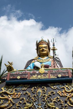 Dakshinkali, Nepal, 10-10-2023: Guru Rinpoche 'un 40 metre yüksekliğindeki heykeli (Padmasambhava, Lotus doğumlu), tantrik Budist Vajra ustası, 2012 yılında inşa edilmiş, Dollu ve Pharping manastırlarına tepeden bakan