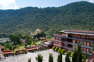 Dakshinkali, Nepal, 10-10-2023: Guru Rinpoche (Padmasambhava, Lotus doğumlu) manastırı, tantrik Budist Vajra ustası, 2012 yılında inşa edilmiş,