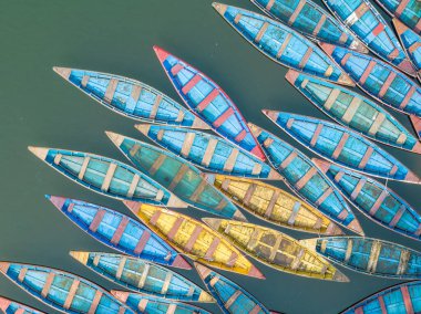 Begnas Gölü, Lekhnath, Nepal kıyıları boyunca demirlemiş tipik Nepal teknelerinin hava manzarası