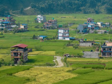 Bagnes Gölü yakınlarındaki Nepal kırsalının havadan görünüşü, pirinç tarlaları ve evler, tarım işleri. Lekhnath, Pokhara. Nepal 'de. 10-7-2023