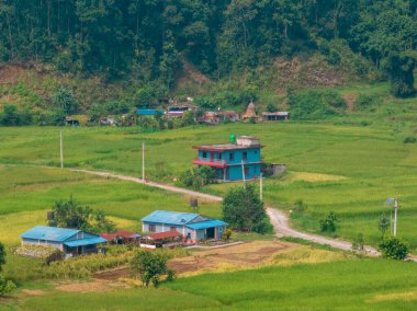 Bagnes Gölü yakınlarındaki Nepal kırsalının havadan görünüşü, pirinç tarlaları ve evler, tarım işleri. Lekhnath, Pokhara. Nepal 'de. 10-7-2023