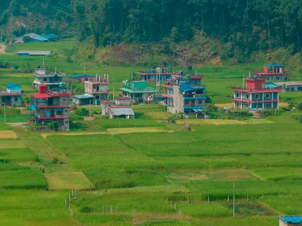 Bagnes Gölü yakınlarındaki Nepal kırsalının havadan görünüşü, pirinç tarlaları ve evler, tarım işleri. Lekhnath, Pokhara. Nepal 'de. 10-7-2023