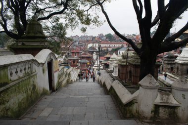 Katmandu, Nepal, 10-03-2023: Pashupatinath Tapınağının panoramik görüntüsü, Pashupati 'ye adanmış ünlü Hindu tapınağı, bir tür Shiva, kutsal Bagmati nehri kıyısında, Dünya Mirası Alanı.