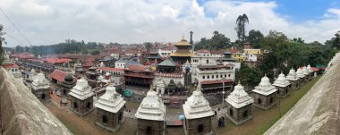 Katmandu, Nepal, 10-03-2023: Pashupatinath Tapınağının panoramik görüntüsü, Pashupati 'ye adanmış ünlü Hindu tapınağı, bir tür Shiva, kutsal Bagmati nehri kıyısında, Dünya Mirası Alanı.