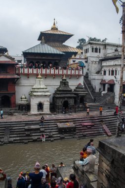 Katmandu, Nepal, 10-03-2023: Pashupatinath Tapınağının panoramik görüntüsü, Pashupati 'ye adanmış ünlü Hindu tapınağı, bir tür Shiva, kutsal Bagmati nehri kıyısında, Dünya Mirası Alanı.