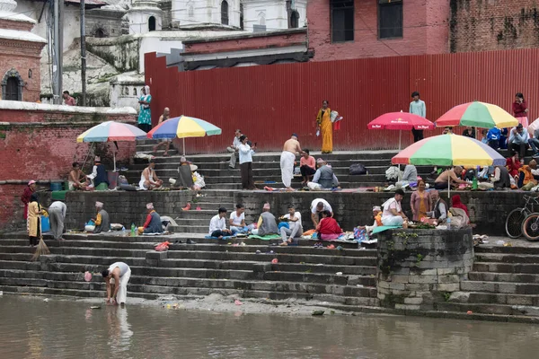 stock image Kathmandu, Nepal, 10-03-2023: families of the dead praying with Brahmins and preparing gifts along the sacred Bagmati river, cremation ceremony at Pashupatinath Temple, Hindu temple dedicated to Shiva