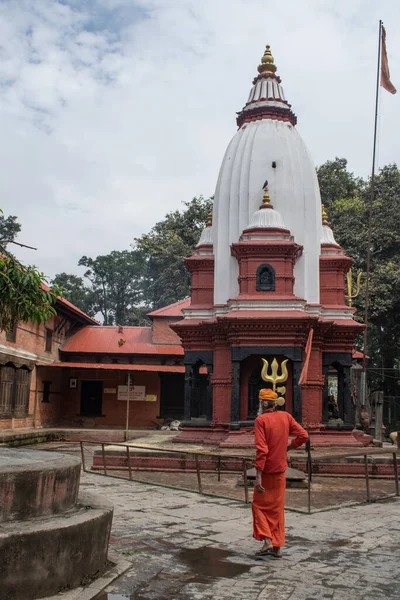 stock image Kathmandu, Nepal, 10-03-2023: a hindu guru outside one of the 518 mini temples inside the complex of Pashupatinath Temple, the famous Hindu temple dedicated to Shiva along the sacred Bagmati river