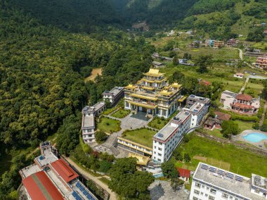 Dakshinkali, Nepal 'deki Azom Manastırı' nın hava görüntüsü. Guru Rinpoche Heykeli 'ne yakındır. Katmandu yakınlarında ziyaret etmek için en iyi yerlerden biridir. 10-10-2023
