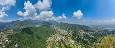 Katmandu Vadisi 'nin havadan görünüşü, tepelerdeki tapınak. Manastır yemyeşil tepelerle çevrilidir. Rinpoche Heykeli, Asura Mağarası, Eski Dashinkali Tapınağı, Pharphing. Nepal