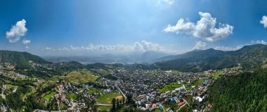 Katmandu Vadisi 'nin havadan görünüşü, tepelerdeki tapınak. Manastır yemyeşil tepelerle çevrilidir. Rinpoche Heykeli, Asura Mağarası, Eski Dashinkali Tapınağı, Pharphing. Nepal