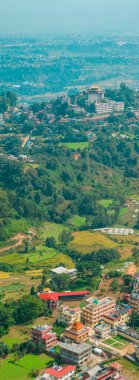 Katmandu Vadisi 'nin havadan görünüşü, tepelerdeki tapınak. Manastır yemyeşil tepelerle çevrilidir. Rinpoche Heykeli, Asura Mağarası, Eski Dashinkali Tapınağı, Pharphing. Nepal