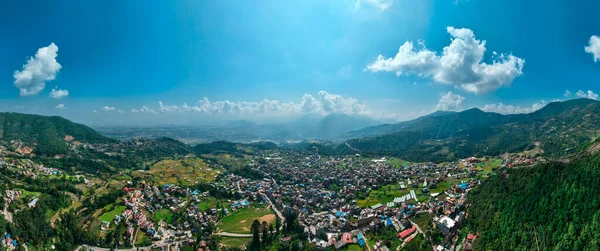 Katmandu Vadisi 'nin havadan görünüşü, tepelerdeki tapınak. Manastır yemyeşil tepelerle çevrilidir. Rinpoche Heykeli, Asura Mağarası, Eski Dashinkali Tapınağı, Pharphing. Nepal