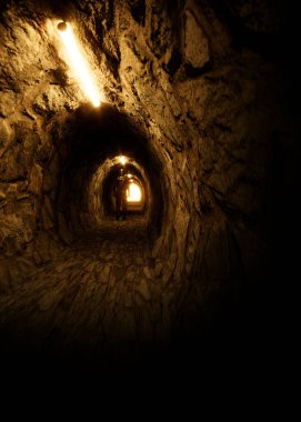 Yeraltı tünelleri, sığınaklar ve Gazze Şeridi 'ndeki Filistinliler için kaçış yolları ayrıca silah ve kaçak mal taşımak için de kullanılır. Tünelin içinde yürüyen bir asker. 3d oluşturma