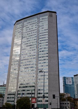 Pirelli gökdeleni, Lombardy bölgesi manzarası Milan merkez istasyon meydanından görüldü. 11-16-2023. İtalya 'nın Milano kentinde 32 katlı, 127 metrelik bir gökdelen bulunuyor.