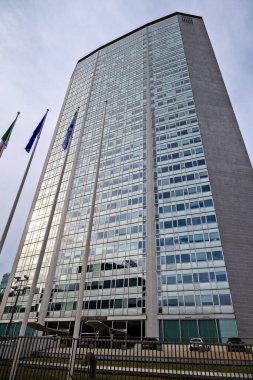 Pirelli gökdeleni, Lombardy bölgesi manzarası Milan merkez istasyon meydanından görüldü. 11-16-2023. İtalya 'nın Milano kentinde 32 katlı, 127 metrelik bir gökdelen bulunuyor.