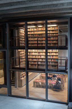 Çağdaş Yahudi Belgelendirme Merkezi Vakfı. Milan Merkez İstasyonu 'ndaki modern kütüphane. Yahudilerin tarihsel olaylarını, kültürünü ve gerçekliğini destekleyen kitaplar. Endüstriyel, çağdaş mimari. 1116-2023. Milan mı? İtalya