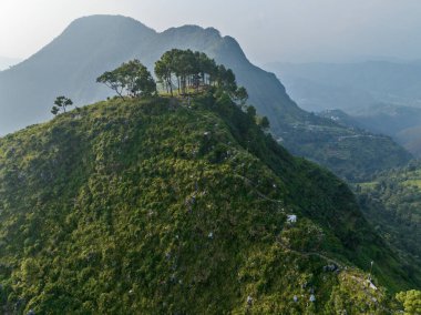 Bandipur, Nepal yakınlarındaki Thani Mai Tapınağı 'nın havadan görünüşü. Ağaçların ve tapınakların siluetleriyle tepenin arka plan görüntüsü
