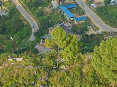 Bandipur, Nepal yakınlarındaki Thani Mai Tapınağı 'nın havadan görünüşü. Tepenin zirvesine çıkan adımın detayları.