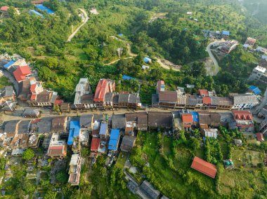 Thani Mai Tapınağı tepesinden Bandipur 'un havadan görünüşü. Nepal 'de. Dükkanları ve ticari faaliyetleri olan ana cadde