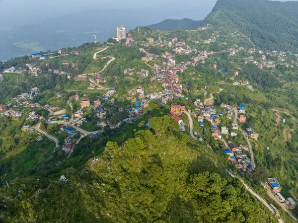 Thani Mai Tapınağı tepesinden Bandipur 'un havadan görünüşü. Nepal 'de. Dükkanları ve ticari faaliyetleri olan ana cadde