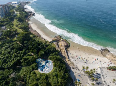 Diabo sahilinin havadan görünüşü, Pedra do Arpoador. İnsanlar sahilde güneşleniyor, oyun oynuyor, deniz sporları yapıyorlar. Rio de Janeiro 'da. Brezilya
