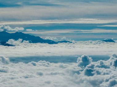Himalaya tepelerinin Nagarkot, Nepal 'den havadan görünüşü. Bir bulut denizi ve Himalaya zirveleri yükseliyor