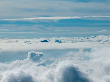 Himalaya tepelerinin Nagarkot, Nepal 'den havadan görünüşü. Bir bulut denizi ve Himalaya zirveleri yükseliyor