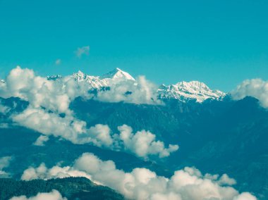Himalaya tepelerinin Nagarkot, Nepal 'den havadan görünüşü. Bir bulut denizi ve Himalaya zirveleri yükseliyor