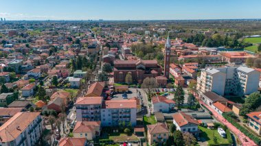 Limbiat hava manzarası, St. George kilisesi, şehir merkezindeki evler ve sokaklar. Monza ve Brianza. 02-04-2024. İtalya