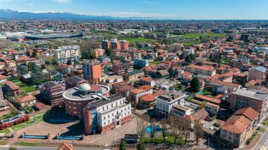 Limbiate belediyesinin hava manzarası, şehir merkezindeki evler ve caddeler. Çatı katları. Monza ve Brianza. 02-04-2024. İtalya