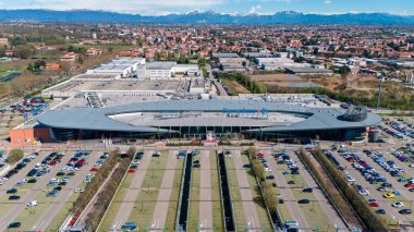 Limbiate 'ın Carrefour alışveriş merkezinin havadan görünüşü. Alışveriş direği, ünlü markalar. Limbiate, Monza ve Brianza. 02-04-2024. İtalya