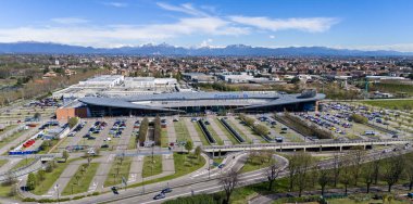 Limbiate 'ın Carrefour alışveriş merkezinin havadan görünüşü. Alışveriş direği, ünlü markalar. Limbiate, Monza ve Brianza. 02-04-2024. İtalya