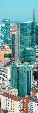 Milan 'ın havadan görünüşü, gökdelenler. Palazzo Lombardia, Unicredit kulesi ve Accenture gökdeleni. 04-11-2024. İtalya