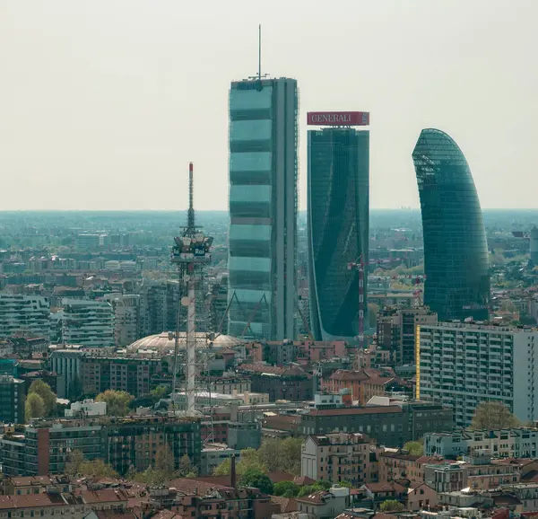 Üç kuleye sahip CityLife parkı, Il Dritto the Straight One (Allianz Tower), Lo Storto the Twisted One (Generali Tower), Il Curvo The Curved One, 04-11-2024. Milan, İtalya