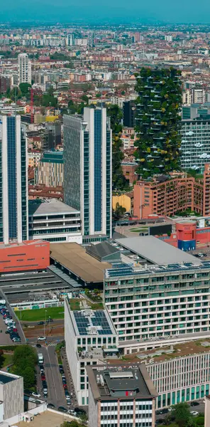 Piazza Gae Aulenti yakınlarındaki gökdelenlerin ve binaların hava manzarası. Bosco Verticale, Dikey Orman ve Garibaldi tren istasyonu, 04-11-2024. Milan, İtalya. 