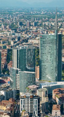 Milan 'ın havadan görünüşü, gökdelenler. Unicredit kulesi ve Gae Aulenti gökdeleni. 04-12-2024. İtalya