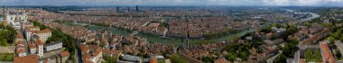Notre-Dame de Fourvire Bazilikası 'nın ve Lyon şehrinin ufuk çizgisinin havadan görünüşü. Fransa.