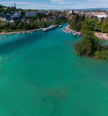 Annecy ve göl manzarası, evler ve yeşil alanlar, seyrüsefer ve yaya alanları için tekneler. Haute-Savoie. Fransız Alpleri 'nin incisi. Fransa