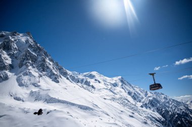 Aiguille du Midi teleferiğinin kabini Plan du Aiguille 'deki ara istasyondan görüldü. Arka planda Mont Blanc ve Alp Dağları. 04-25-2024. Chamonix, Fransa