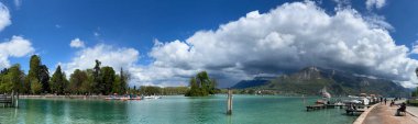 Haute-Savoie, Fransa, 04-25-2024: Annecy Gölü 'nün panoramik görünümü, 1960' lardan beri katı çevre düzenlemeleri nedeniyle Avrupa 'nın en temiz ikinci gölü olarak biliniyor.
