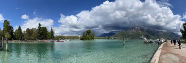 Haute-Savoie, Fransa, 04-25-2024: Annecy Gölü 'nün panoramik görünümü, 1960' lardan beri katı çevre düzenlemeleri nedeniyle Avrupa 'nın en temiz ikinci gölü olarak biliniyor.