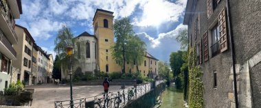 Annecy, Haute-Savoie, Fransa, 04-21-2024: St. Peter Katedrali (Saint-Pierre), eski şehir silueti ve Annecy 'yi Fransız Venedik' i olarak ünlü yapan Thiou Nehri kanallarından biri