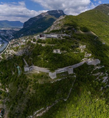 Grenoble 'un Bastille kalesinin havadan görünüşü, şehrin ufuk çizgisi nehir tarafından geçildi ve dağlar tarafından çevrildi. Fransa